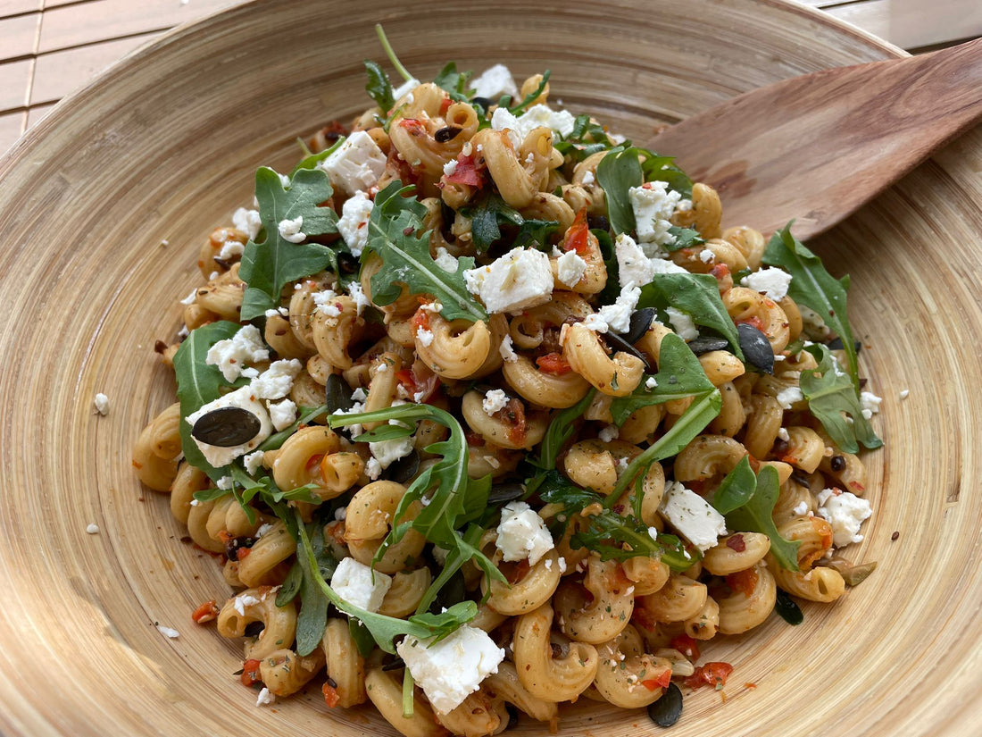 Mediterraner Protein Nudelsalat mit Feta & Rucola